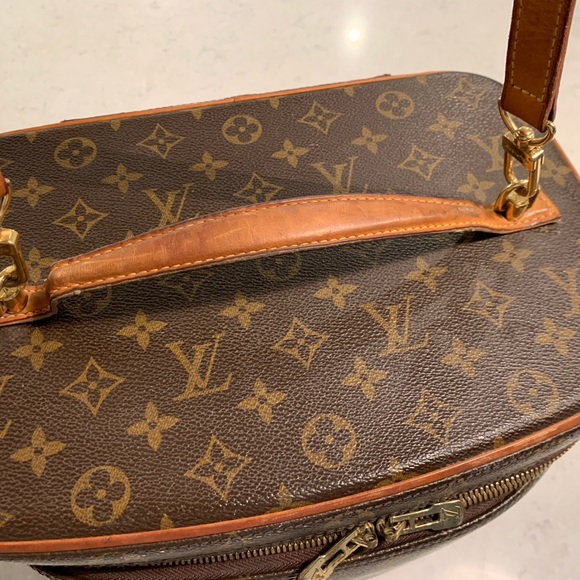 LV Cosmetics Travel Case - Picture 4 of 6